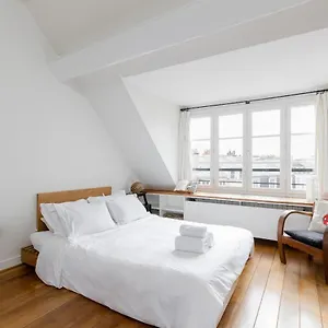 De Ville - Marais Apartment Paris